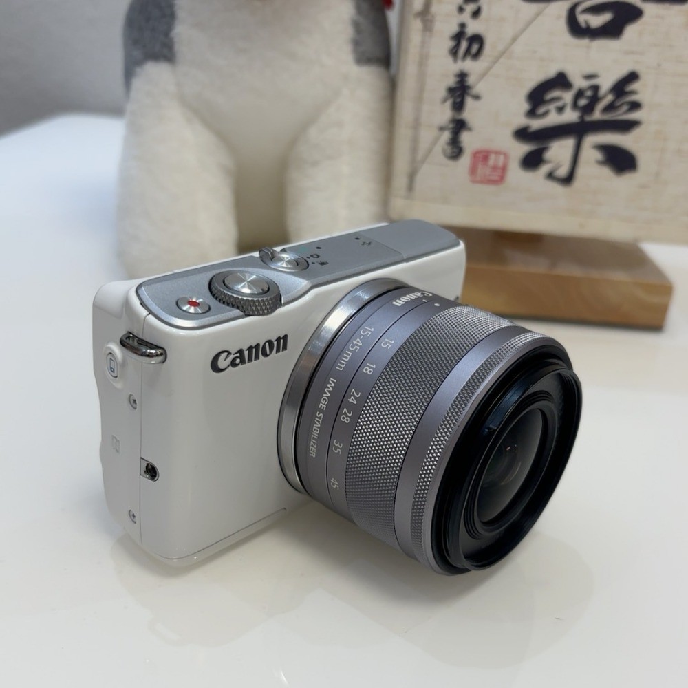 Canon EOS M10 Mirrorless Digital Camera 18.0MP with EF-M 15-45mm