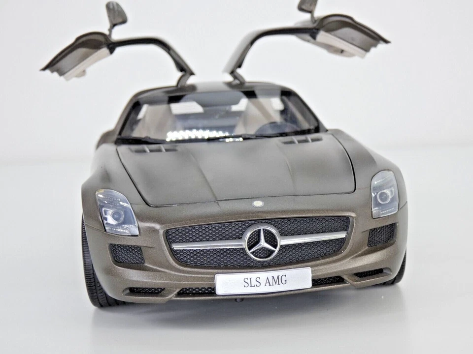 MINICHAMPS MERCEDES BENZ SLS AMG 1:18 CLASS Dealer Toy Car Monza Grey Magno — 第 3/4 张图片