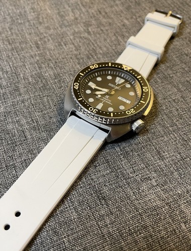 Premium FKM Rubber Hinge Watch Strap / White 20/22mm Quick release STUNNING - Picture 5 of 7
