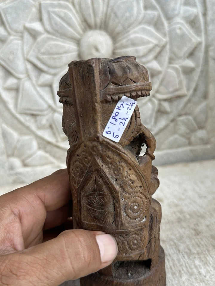 Antigua figura de madera tallada a mano del dios hindú Ganesha Foto 4 de 4