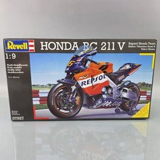 Revell 1/9 Honda RC211V Repsol Honda Motorcycle Team Rider Valentino Rossi 07927