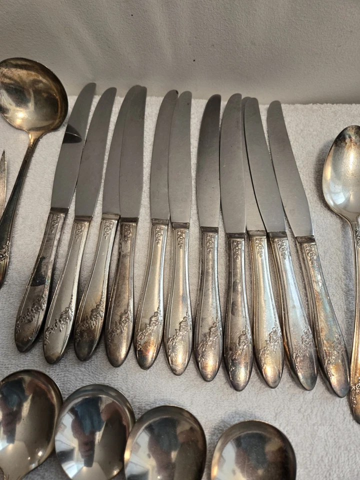 Винтажные посеребренные столовые приборы Oneida Community Queen Bess II Tudor 37 шт. - Изображение 2 из 4