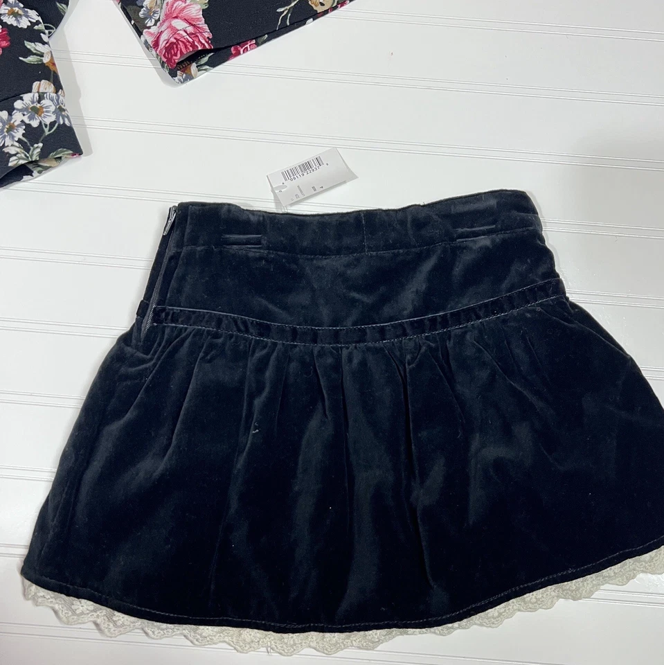 Children’s Place Niña’s 4 Falda de Terciopelo Negra con Dobladillo de Encaje + Conjunto Top Floral Foto 3 de 4