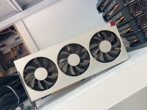 Tarjeta gráfica AMD Radeon VII 7 16GB GPU