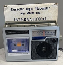 VINTAGE INTERNATIONAL CASSETTE TAPE RECORDER AM/FM RADIO BOOMBOX KC-828 TESTED
