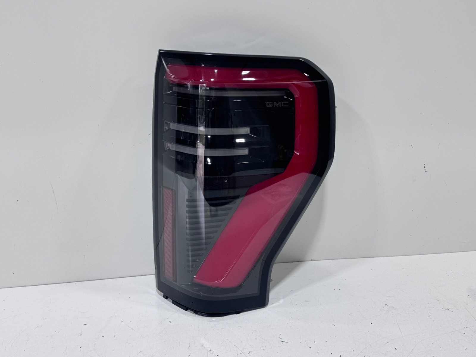 2024 2025 2026 GMC Sierra EV Denali RH Tail light OEM Complete   85704329