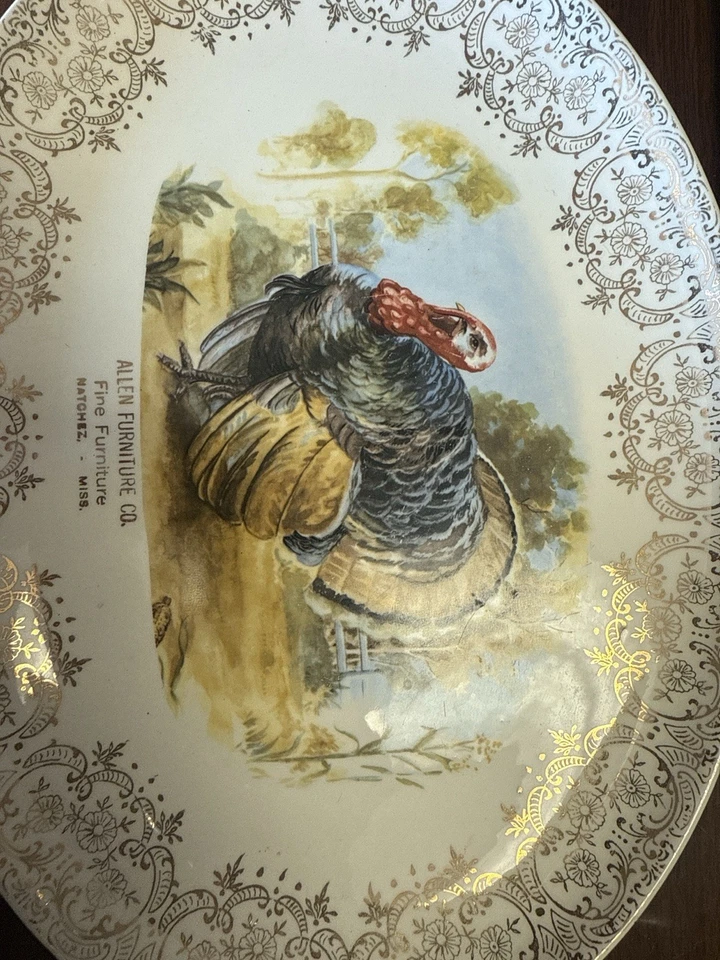Placa Publicitaria Vintage “Allen Furniture Co Natchez, Miss.” Motivo Pavo Dorado Foto 2 de 2