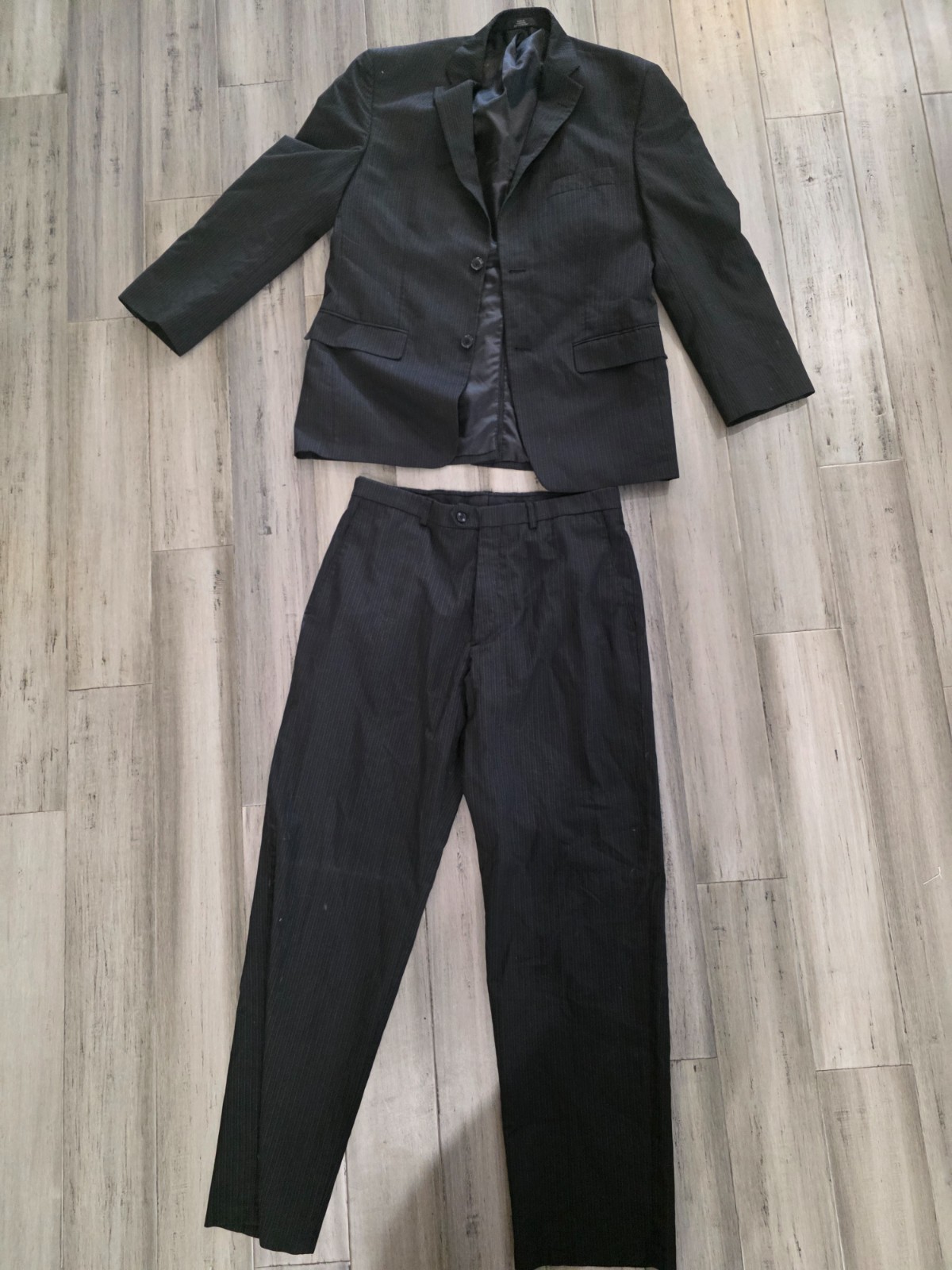 Haggar Suit Size 40R , Pant 34W, 32 L Black