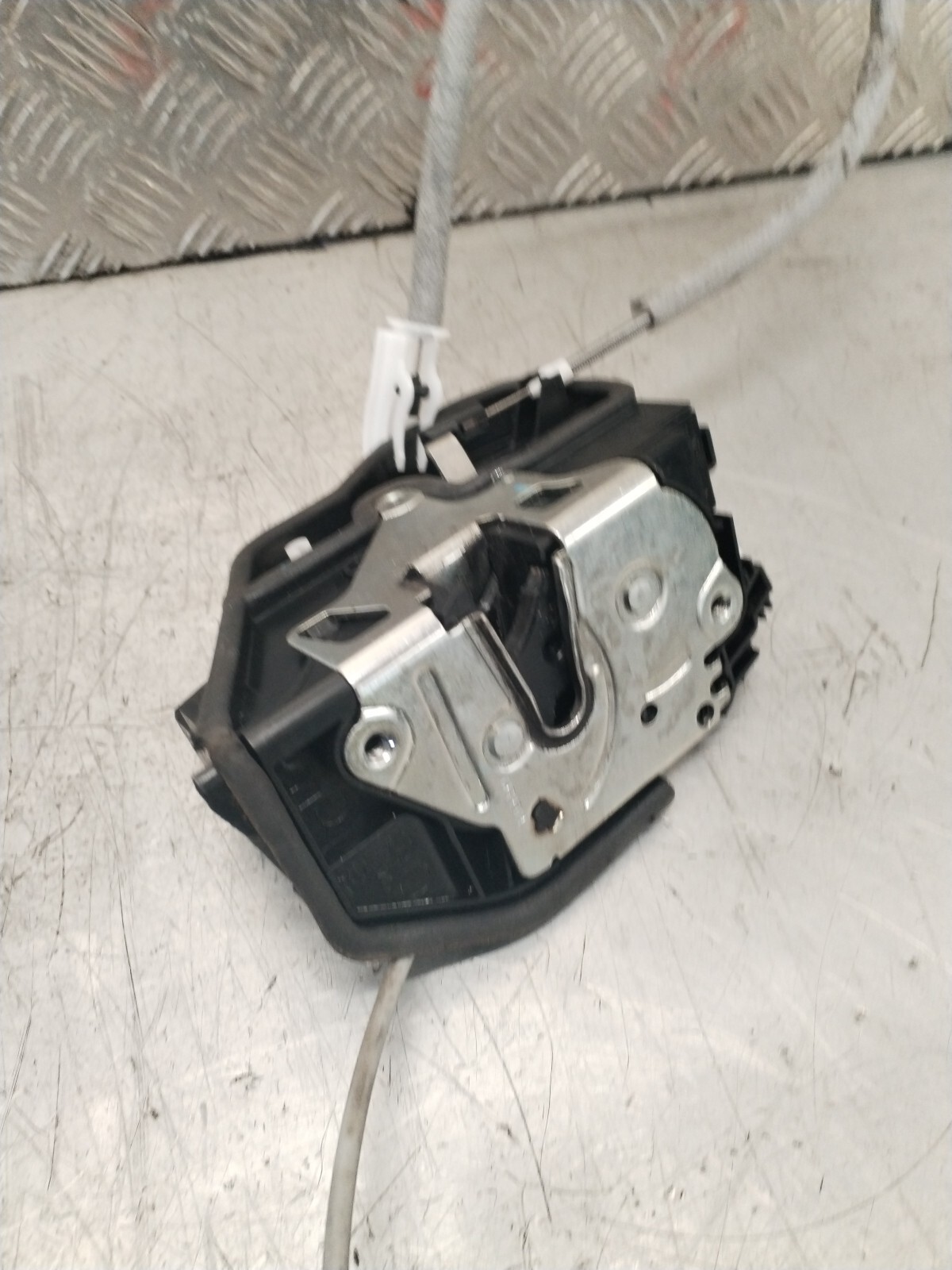 BMW1 SERIES F20  REAR LEFT OUTER DOOR HANDLE CARRIER 7297749.