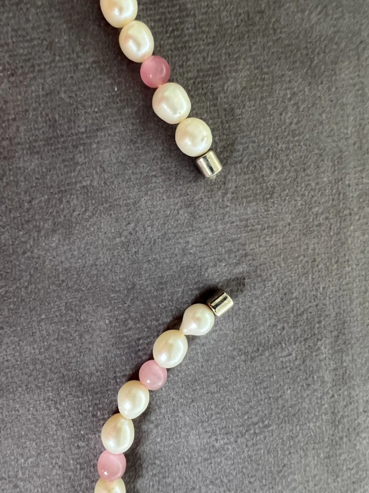 Collar de perlas rosadas y blancas con colgante de cuarzo rosa y pedrería de 18 pulgadas de longitud Foto 2 de 4
