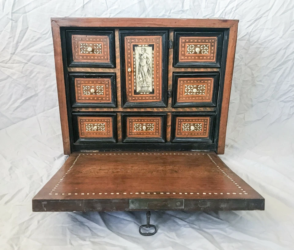 Mueble de mesa de marquetería italiano del siglo XIX, figuras romanas con incrustación de hueso bovino con llave Foto 2 de 4