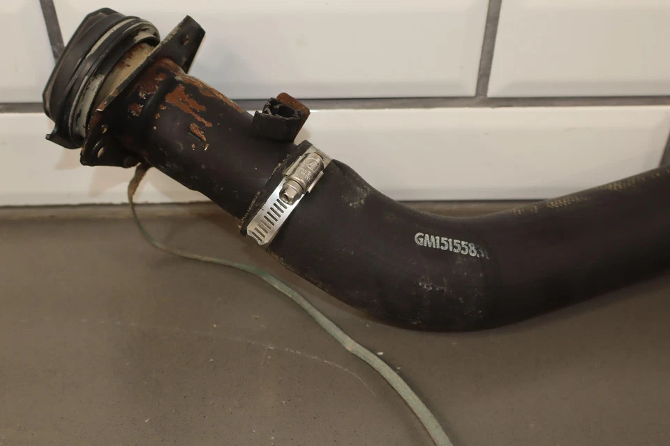 01-04 Chevy Silverado 2500HD Duramax Diesel Cuello de llenado de combustible OEM Southern Foto 3 de 4