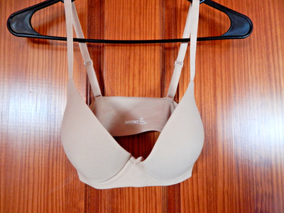 SMOOTHEZ PLUNGE BEIGE BRA, UNDERWIRE, MEDIUM PADDING, SIZE 30 D, NWOT
