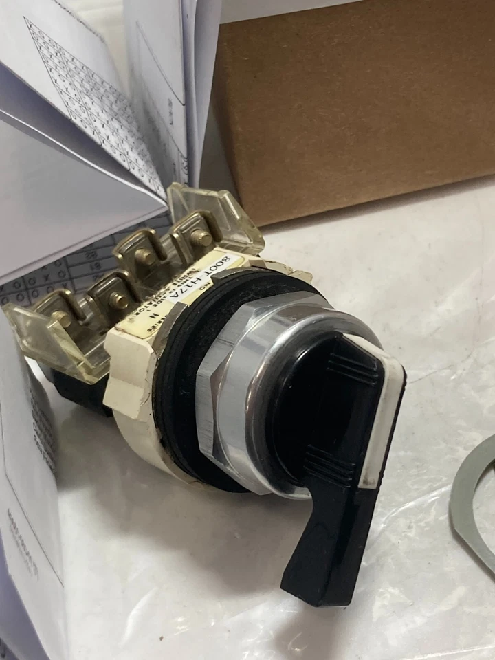 ALLEN BRADLEY 800T-H17A SELECTOR SWITCH 2 POS MAIN KNOB LEVER 1NO/1NC SER N - Image 4 of 4