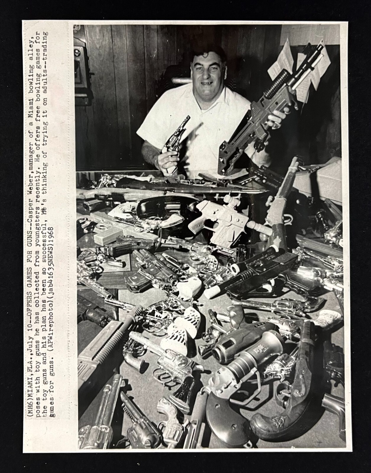 1968 Miami Florida Bowling Alley Manager Collects Childrens Toy Guns Press Photo