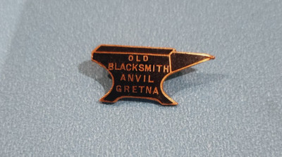 Vintage Schmied Amboss Gretna grün Emaille Pin-Anstecknadel sehr guter Zustand