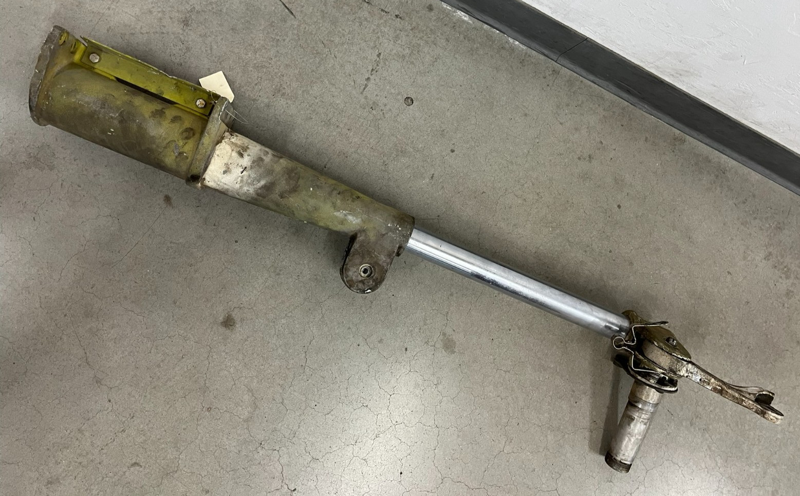 PIPER PA-28 MAIN LANDING GEAR LEG STRUT CYLINDER AXLE 63305-4 AIRCRAFT