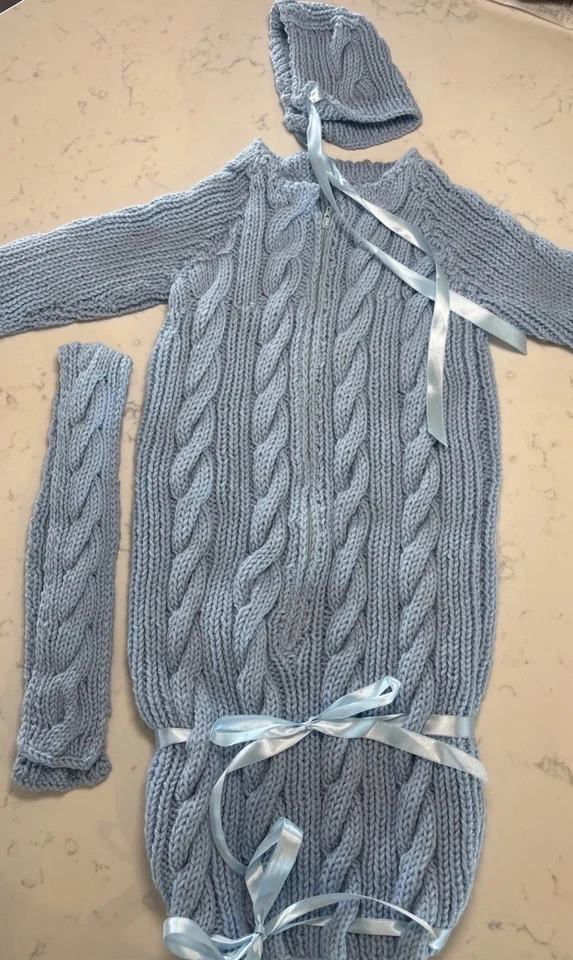 Handgestrickter Baby Pullover Sack Zopfmuster Reißverschluss Band passende Mütze Schal blau