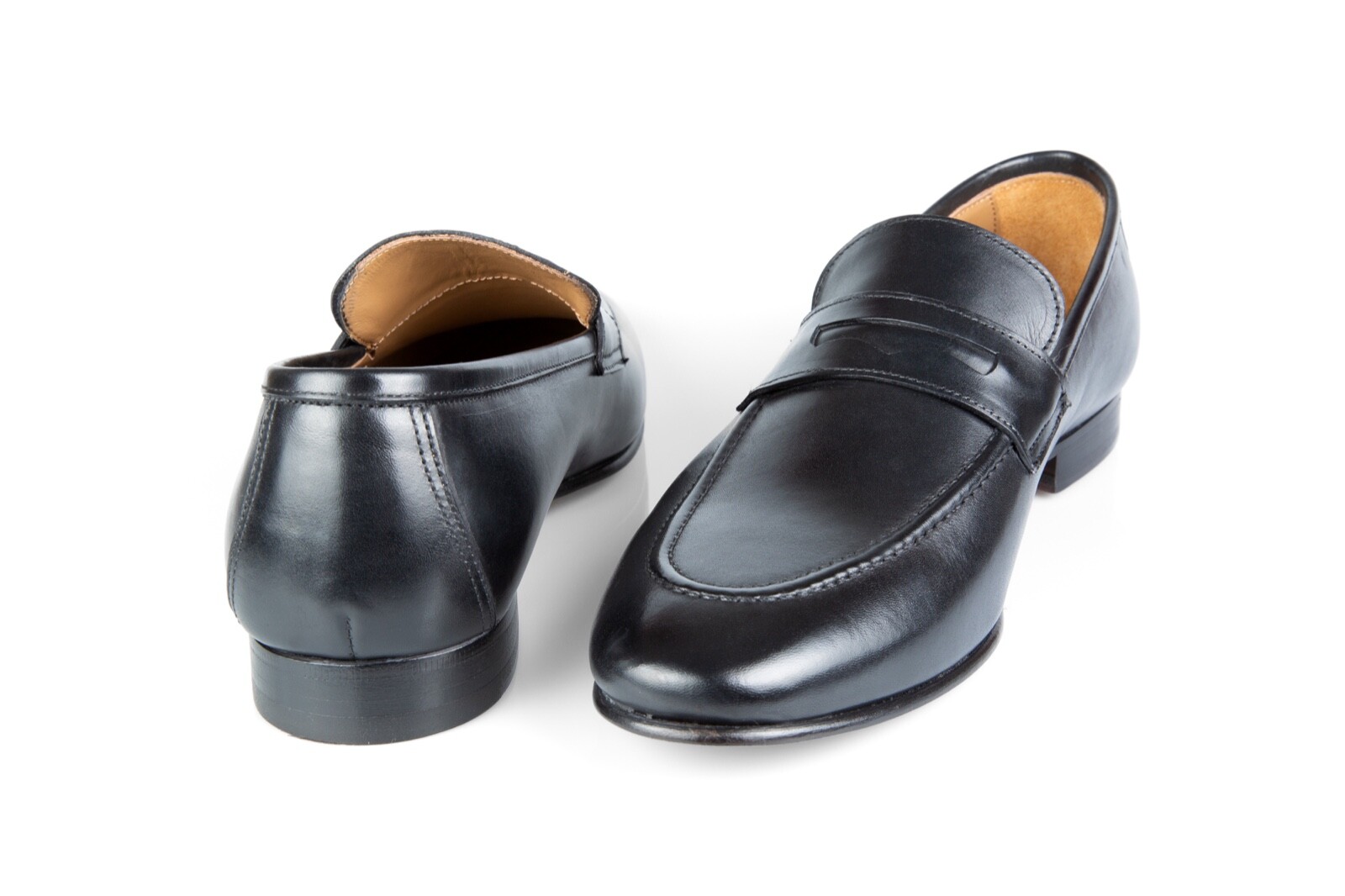 Mocasines de piel negra con antifaz y piso de cuero LONKA.