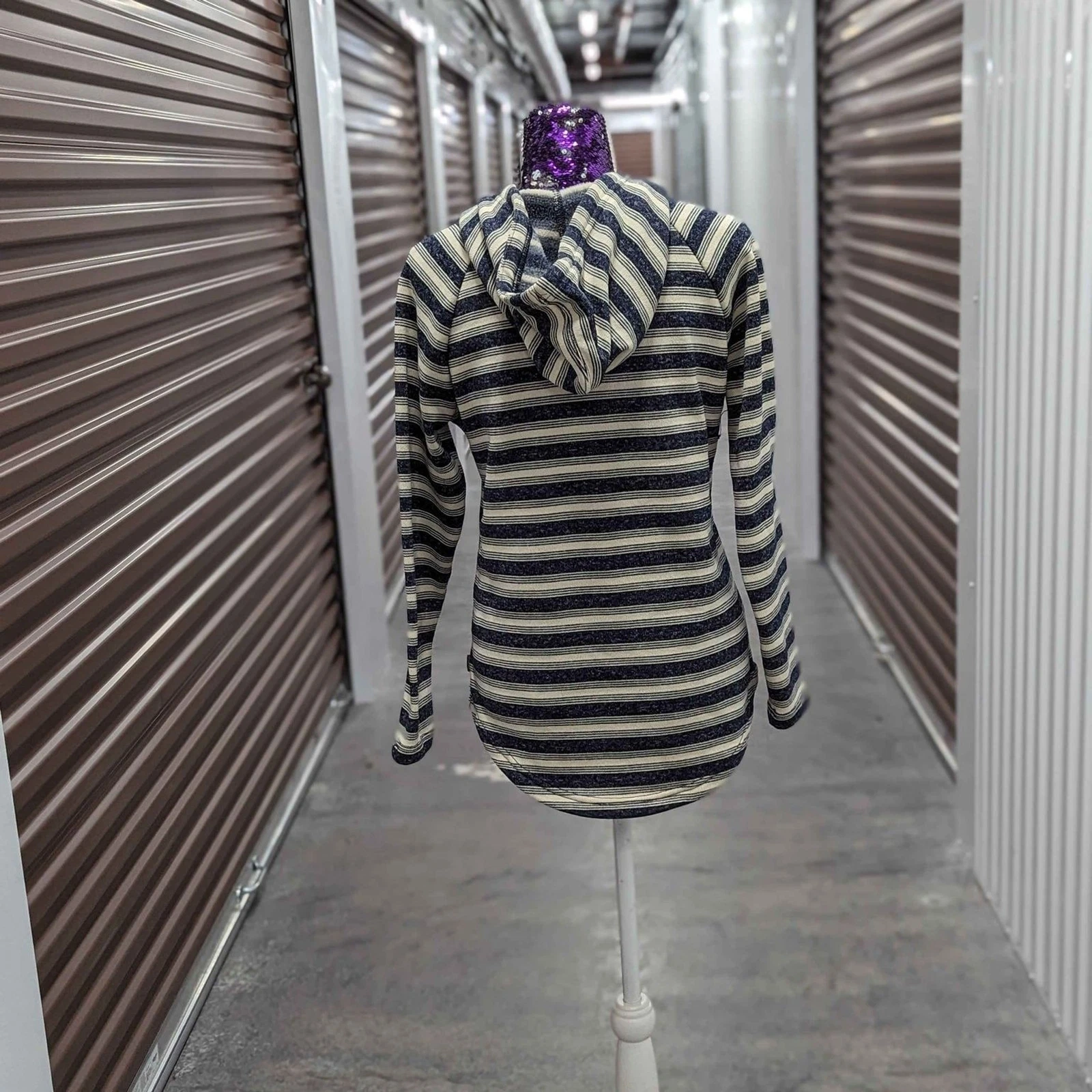 OFF WHITE Felpa con cappuccio pullover a righe blu e panna taglia media Eddie Bauer