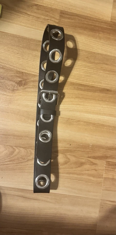 Cinturón negro con grandes ojales plateados, talla pequeña, 40 pulgadas, cuero falso Foto 3 de 3