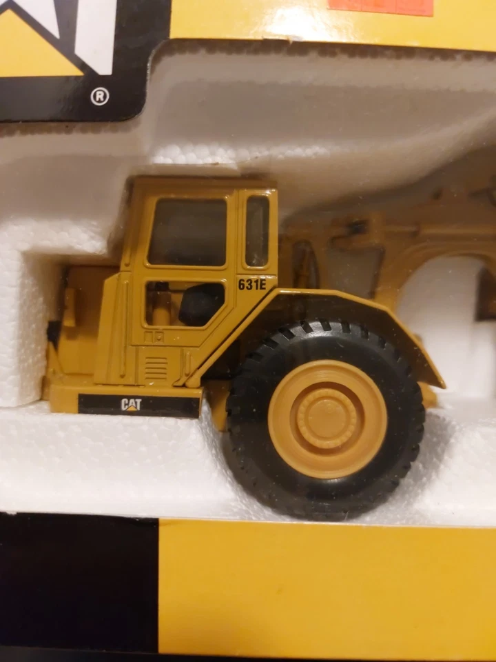 Rascador tractor de ruedas Caterpillar Cat 631E - ERTL escala 1:50 modelo fundido a presión #2430 Foto 2 de 4