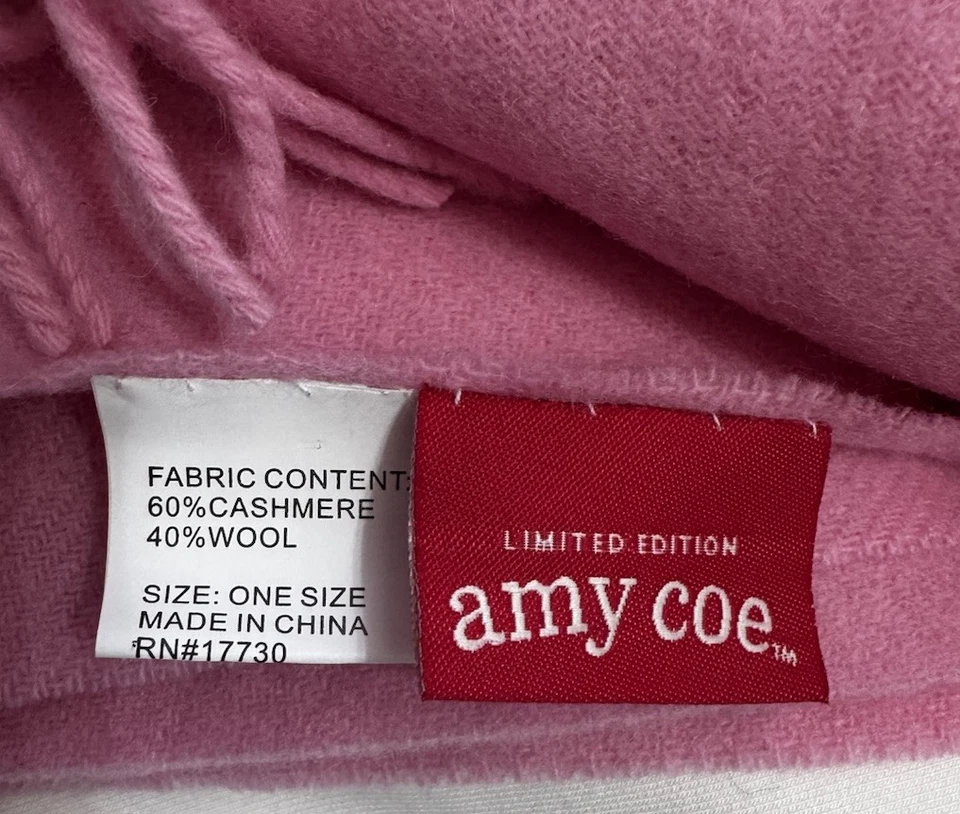 Manta bebé vintage de cachemir y lana Amy Coe rosa con flecos Foto 2 de 4