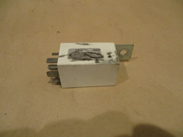 Maserati GranTurismo 2009 - RH Front Seat Heating Pad ECU / Relay-  # 980139417