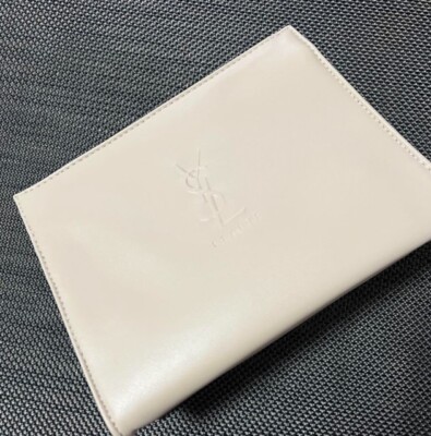 YSL ホワイト　ポシェット Yves Saint Laurent White Chevron Quilted Grained Leather