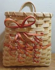 VINTAGE HANDMADE 1991 MEDIUM SIZE SPLIT ASH WALL BASKET WITH CURLS