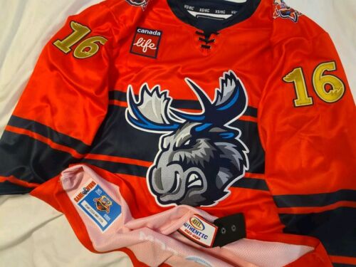 Maglia Chaz Lucius 2023-24 Manitoba Alce RCMP 150 Night AHL Game Worn - Foto 3 di 13