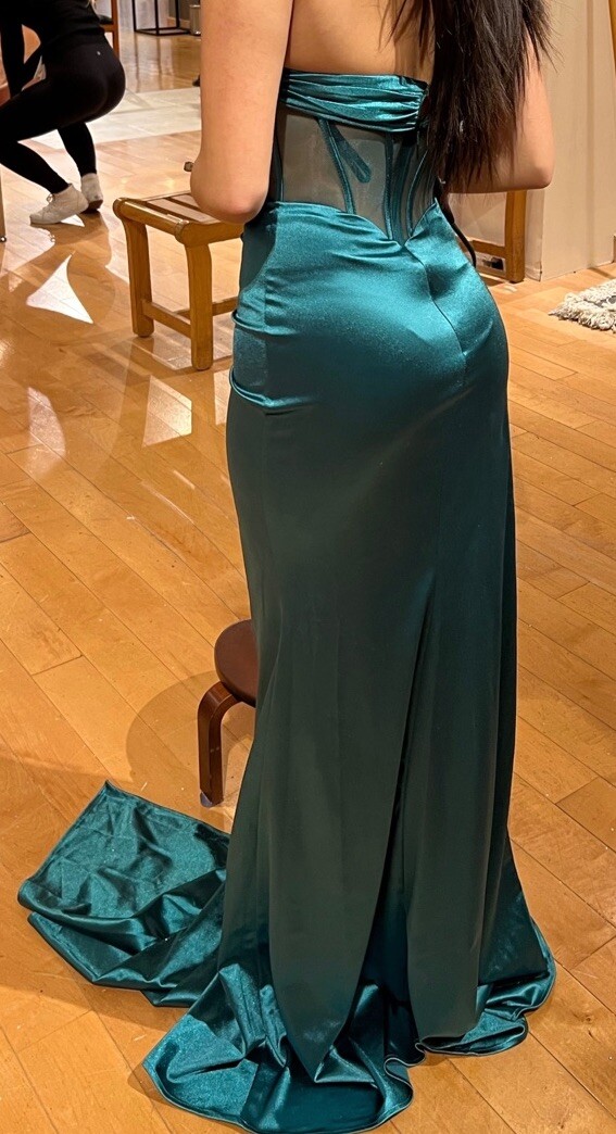 Unique Strapless Emerald Green Prom Dress Size 2. Gem