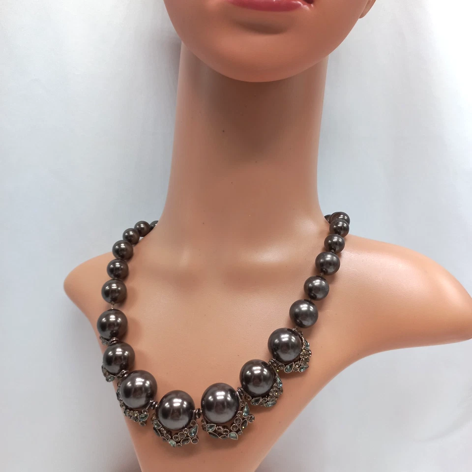 Wow, hermoso collar de perlas de imitación de aspecto bronce GIVENCHY con detalles con joyas Foto 2 de 4