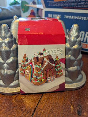 NORDIC WARE Fairytale Cottage Bundt Cake Baking Pan 10Cup HEAVYCAST ALUMINUM NEW - Picture 6 of 7