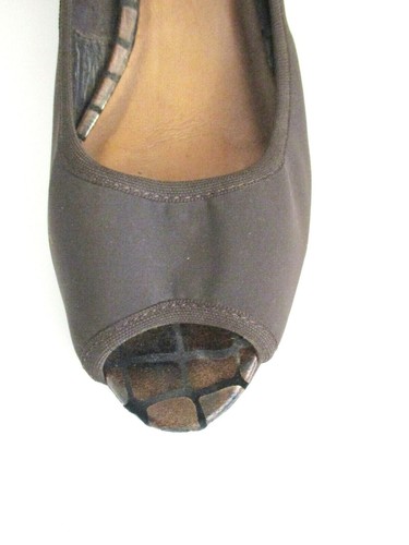 Donald J. Pliner Women's "Molly" Wedges Brown Fabric, Croc Embossed Heel, Size 8 - Picture 2 of 12