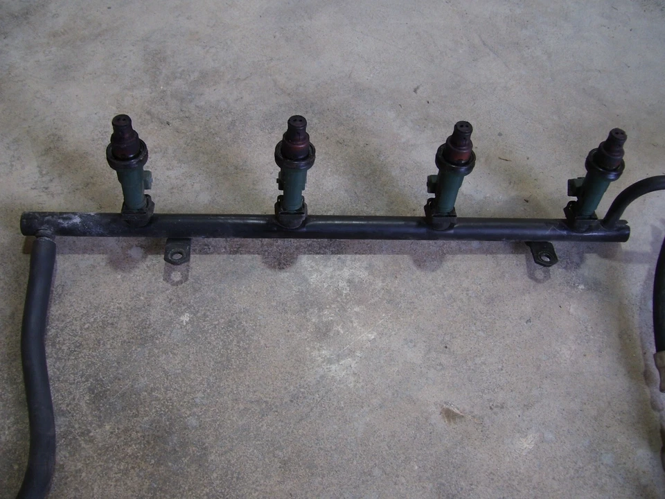 original 2000 Jaguar xj8 gas fuel rail line injector assembly OEM - Image 3 of 4