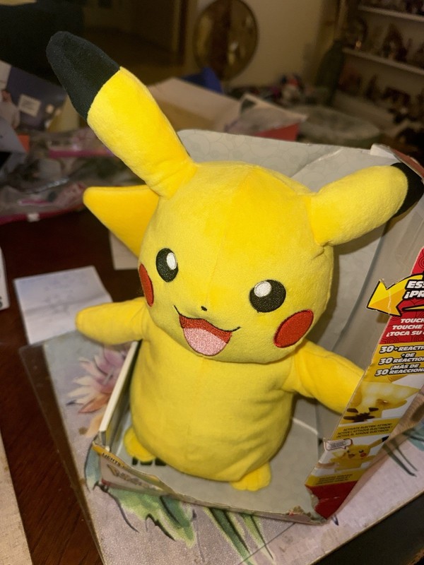 Pokémon Pikachu Electric Charge Plush 10 Inch Interactive Plush with Lights NEW