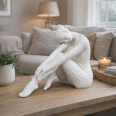 Weiße sitzende Dame Skulptur ästhetisch minimalistisch skandinavisch Wohnstyling 