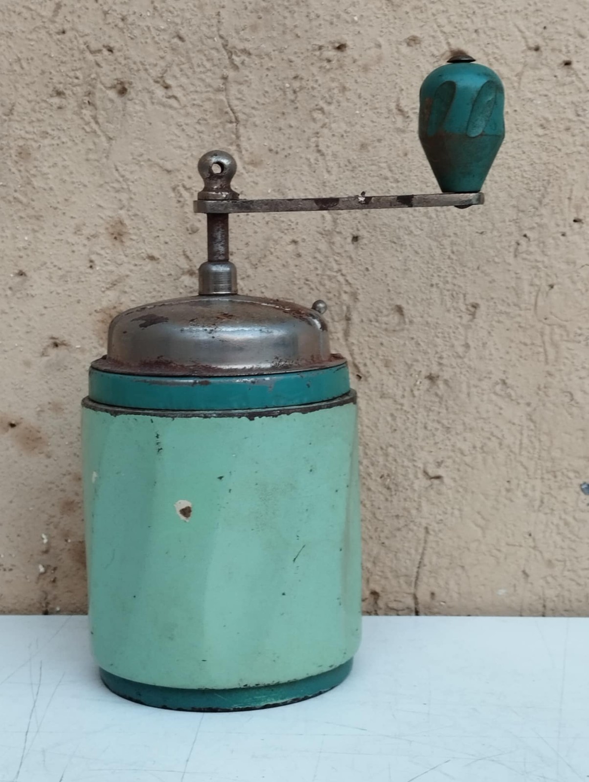 VINTAGE 1950 THREE SWORDS GREEN IRON COFFEE GRINDER Height cm.20