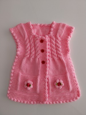 Handgestrickte Weste für Mädchen.