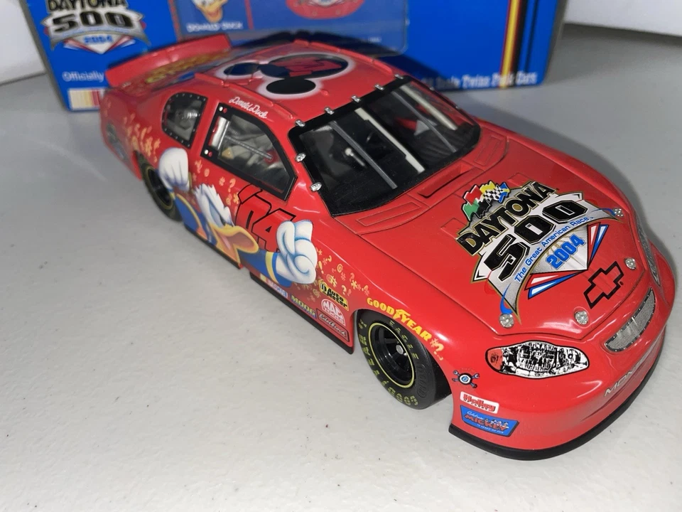 Disney 2004 Donald Duck NASCAR Daytona 500 Diecast ¡Paquete de dos autos! Foto 3 de 4