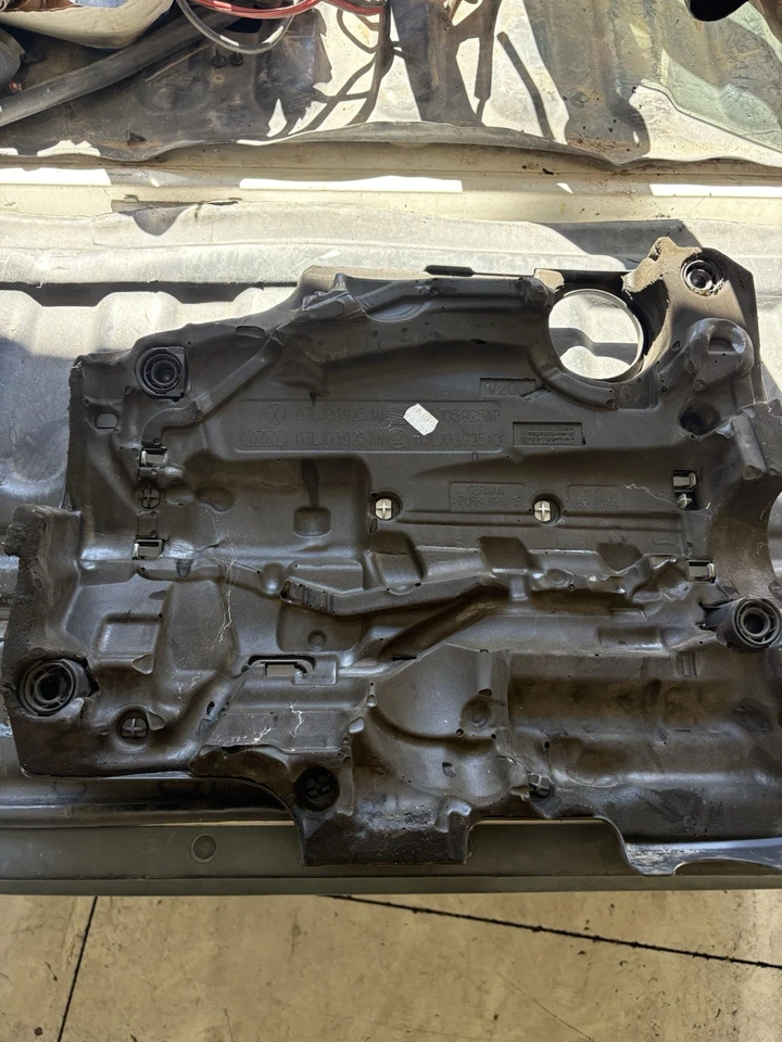 Volkswagen Jetta 2009-2014, Golf, Sportwagen Station 2,0 L TDI cubierta del motor OEM Foto 3 de 3