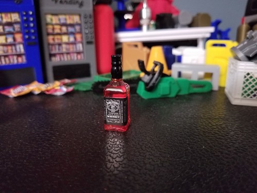 Mini accesorio de botella de whisky en miniatura a escala 1/10 - Imagen 7 de 7