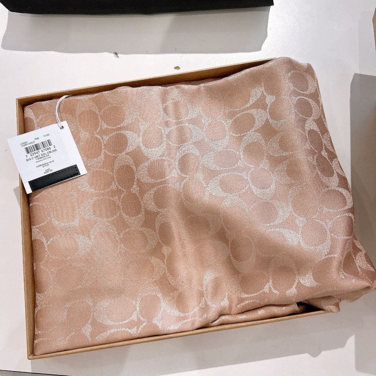 完売品+関税込★COACH★Signature llic Oblong Scarf CO083 NWT COACH boxed Gift Signature Metallic Oblong Scarf CO083