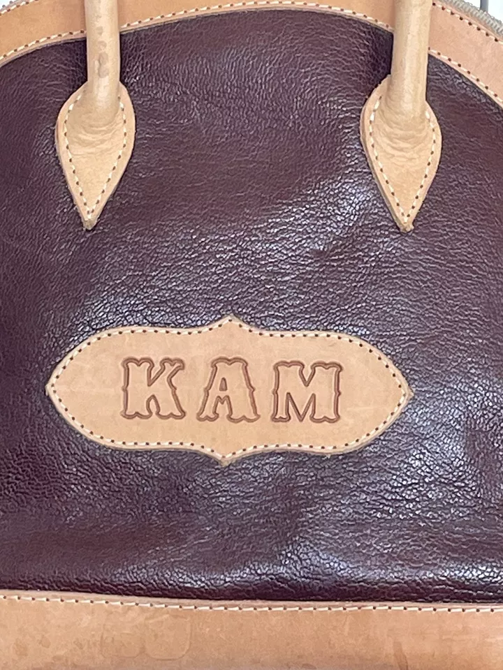 Bolsa de mão South Texas couro bovino monograma marrom bronzeado fecho com zíper - Imagem 3 de 4