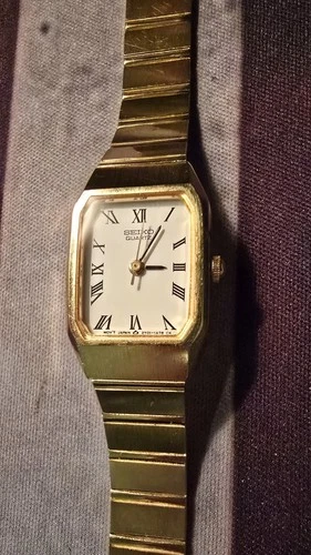 Vintage Seiko Quartz Gold Tone Women's Watch White Dial Roman Numerals 2Y01-5D29