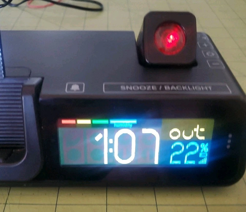 La Crosse C80765 Tecnología Reloj Despertador Moderno, Cargador de Teléfono Adaptador de Pared Foto 3 de 4