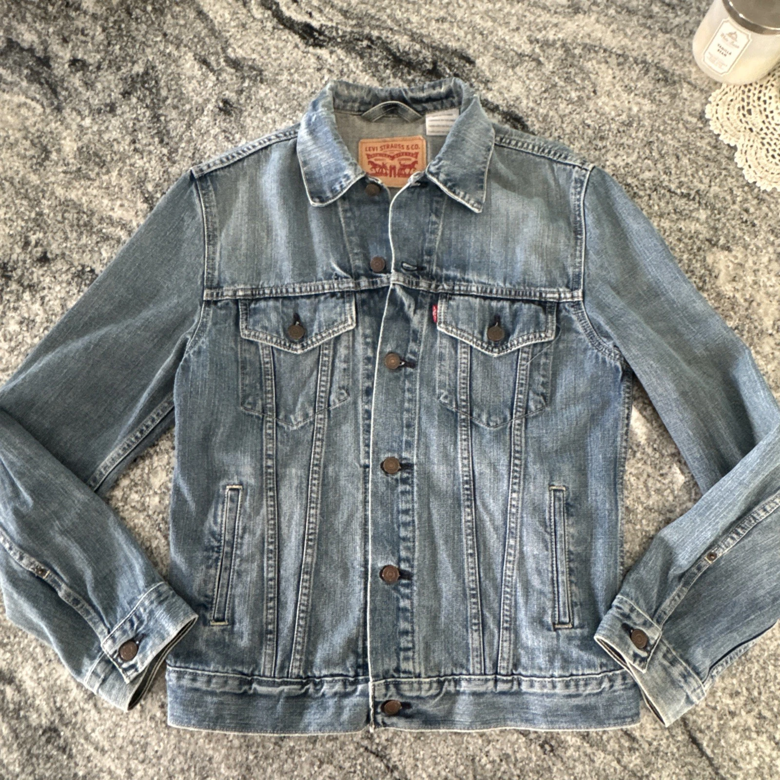 Levi's Jacket Mens Medium Blue Denim Trucker Button Front Pockets Classic Casual