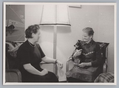 2 Women with Dog in Armchair - Apartment Viennese Weave - Old Photo