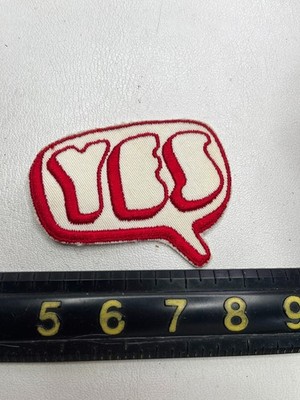 Vtg c 1980s BUBBLE LETTERS ''YES'' CARTOON CAPTION YES Patch T228